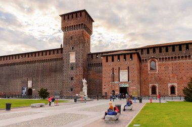 Milan, İtalya - 2 Mayıs 2016: Sforza Castle (Castello Sforzesco), Milan, İtalya'da bir kale. 15. yüzyılda Milano Dükü Francesco Sforza tarafından inşa edilmiştir.