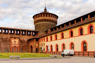Milan, İtalya - 2 Mayıs 2016: Sforza Castle (Castello Sforzesco), Milan, İtalya'da bir kale. 15. yüzyılda Milano Dükü Francesco Sforza tarafından inşa edilmiştir.