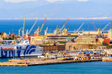 Cenova, İtalya - 4 Mayıs 2016: Cenova'nın eski limanı. Cenova, Liguria'nın başkenti ve İtalya'nın altıncı büyük şehridir.