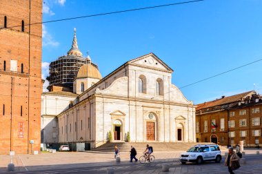 Torino, İtalya - 3 Mayıs 2016: Torino Katedrali (Duomo di Torino), 1470 yılında inşa edilmiştir. Kutsal Kefen Şapeli 'dir (Torino Kefeni'nin şu anki dinlenme yeridir).)