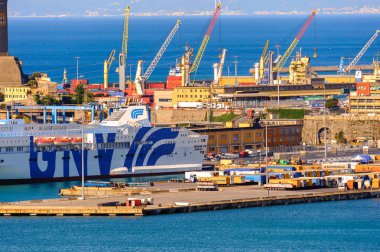 Cenova, İtalya - 4 Mayıs 2016: Cenova'nın eski limanı. Cenova, Liguria'nın başkenti ve İtalya'nın altıncı büyük şehridir.