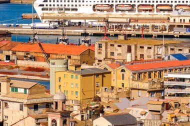 Cenova, İtalya - 4 Mayıs 2016: Cenova Eski Limanı'nın havadan görünümü. Cenova, Liguria'nın başkenti ve İtalya'nın altıncı büyük şehridir.