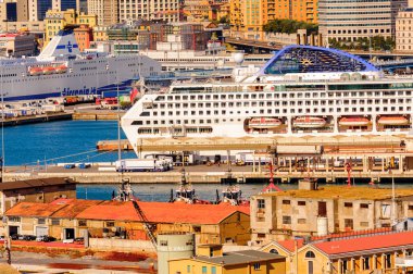 Cenova, İtalya - 4 Mayıs 2016: Cenova'nın eski limanı. Cenova, Liguria'nın başkenti ve İtalya'nın altıncı büyük şehridir.