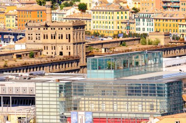 Cenova, İtalya - 4 Mayıs 2016: Cenova Eski Limanı'nın havadan görünümü. Cenova, Liguria'nın başkenti ve İtalya'nın altıncı büyük şehridir.