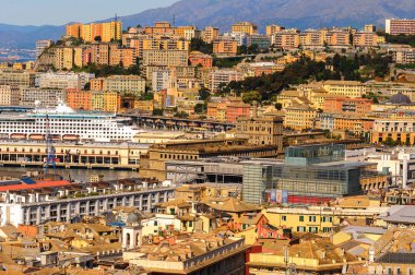 Cenova, İtalya - 4 Mayıs 2016: Cenova Eski Limanı'nın havadan görünümü. Cenova, Liguria'nın başkenti ve İtalya'nın altıncı büyük şehridir.
