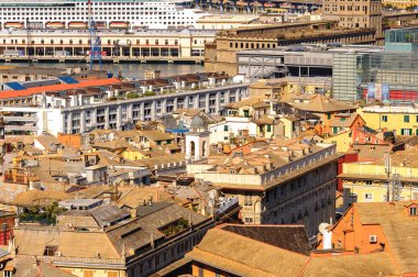 Cenova, İtalya - 4 Mayıs 2016: Cenova Eski Limanı'nın havadan görünümü. Cenova, Liguria'nın başkenti ve İtalya'nın altıncı büyük şehridir.