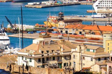 Cenova, İtalya - 4 Mayıs 2016: Cenova Eski Limanı'nın havadan görünümü. Cenova, Liguria'nın başkenti ve İtalya'nın altıncı büyük şehridir.