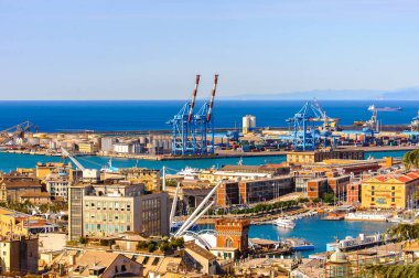 Cenova, İtalya - 4 Mayıs 2016: Cenova Eski Limanı'nın havadan görünümü. Cenova, Liguria'nın başkenti ve İtalya'nın altıncı büyük şehridir.