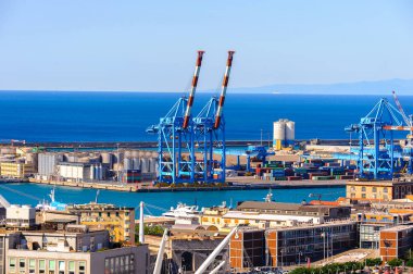 Cenova, İtalya - 4 Mayıs 2016: Cenova Eski Limanı'nın havadan görünümü. Cenova, Liguria'nın başkenti ve İtalya'nın altıncı büyük şehridir.