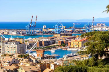 Cenova, İtalya - 4 Mayıs 2016: Cenova Eski Limanı'nın havadan görünümü. Cenova, Liguria'nın başkenti ve İtalya'nın altıncı büyük şehridir.