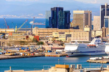 Cenova, İtalya - 4 Mayıs 2016: Cenova Limanı. Cenova, Liguria'nın başkenti ve İtalya'nın altıncı büyük şehridir.