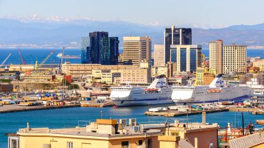 Cenova, İtalya - 4 Mayıs 2016: Cenova Limanı. Cenova, Liguria'nın başkenti ve İtalya'nın altıncı büyük şehridir.