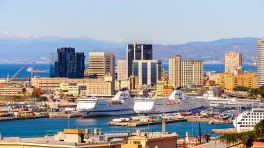 Cenova, İtalya - 4 Mayıs 2016: Cenova Limanı. Cenova, Liguria'nın başkenti ve İtalya'nın altıncı büyük şehridir.