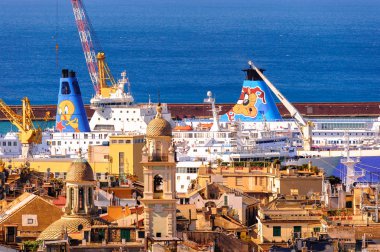 Cenova, İtalya - 4 Mayıs 2016: Cenova Limanı'nda loony tunes kruvazörü. Cenova, Liguria'nın başkenti ve İtalya'nın altıncı büyük şehridir.