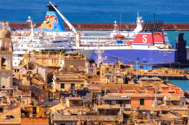 Cenova, İtalya - 4 Mayıs 2016: Cenova Limanı'nda loony tunes kruvazörü. Cenova, Liguria'nın başkenti ve İtalya'nın altıncı büyük şehridir.