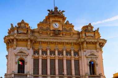 Cenova, İtalya - 4 Mayıs 2016: Cenova Tren Istasyonu, İtalya. Cenova, Liguria'nın başkenti ve İtalya'nın altıncı büyük şehridir.