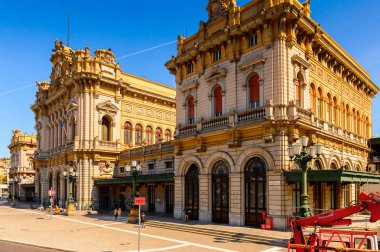Cenova, İtalya - 4 Mayıs 2016: Cenova Tren Istasyonu, İtalya. Cenova, Liguria'nın başkenti ve İtalya'nın altıncı büyük şehridir.