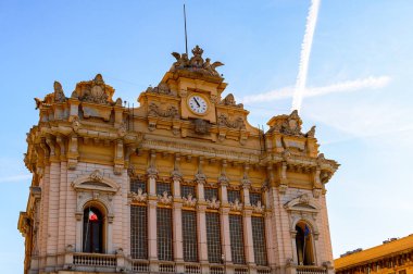 Cenova, İtalya - 4 Mayıs 2016: Cenova Tren Istasyonu, İtalya. Cenova, Liguria'nın başkenti ve İtalya'nın altıncı büyük şehridir.