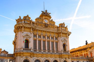 Cenova, İtalya - 4 Mayıs 2016: Cenova Tren Istasyonu, İtalya. Cenova, Liguria'nın başkenti ve İtalya'nın altıncı büyük şehridir.