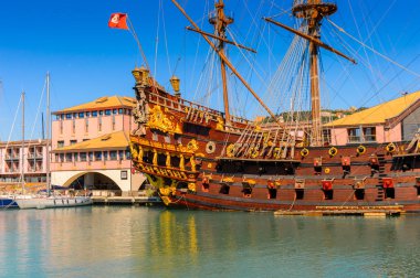 Cenova, İtalya - 4 Mayıs 2016: Cenova Limanı'nda ahşap gemi, İtalya. Cenova, Liguria'nın başkenti ve İtalya'nın altıncı büyük şehridir.