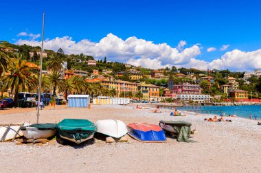 Santa Margherita Ligure, İtalya - 4 Mayıs 2015: Yazın popüler turistik destinasyon olan Santa Margherita Ligure'nin panoramik manzarası