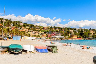 Santa Margherita Ligure, İtalya - 4 Mayıs 2015: Yazın popüler turistik destinasyon olan Santa Margherita Ligure'nin panoramik manzarası
