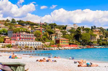 Santa Margherita Ligure, İtalya - 4 Mayıs 2015: Yazın popüler turistik destinasyon olan Santa Margherita Ligure'nin panoramik manzarası