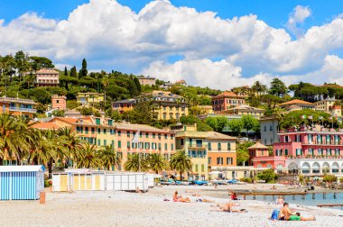 Santa Margherita Ligure, İtalya - 4 Mayıs 2015: Yazın popüler turistik destinasyon olan Santa Margherita Ligure'nin panoramik manzarası
