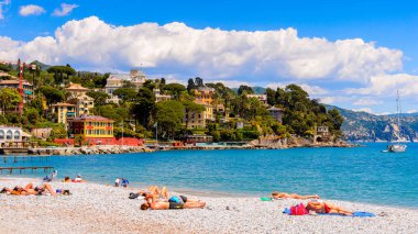 Santa Margherita Ligure, İtalya - 4 Mayıs 2015: Yazın popüler turistik destinasyon olan Santa Margherita Ligure'nin panoramik manzarası