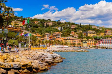 Santa Margherita Ligure, İtalya - 4 Mayıs 2015: Yazın popüler turistik destinasyon olan Santa Margherita Ligure'nin panoramik manzarası