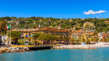 Santa Margherita Ligure, İtalya - 4 Mayıs 2015: Yazın popüler turistik destinasyon olan Santa Margherita Ligure'nin panoramik manzarası