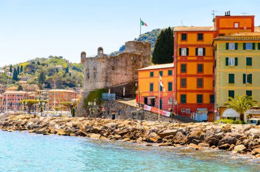 Santa Margherita Ligure, İtalya - 4 Mayıs 2015: Yazın popüler turistik destinasyon olan Santa Margherita Ligure'nin mimarisi