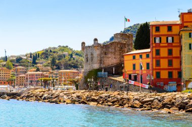 Santa Margherita Ligure, İtalya - 4 Mayıs 2015: Yazın popüler turistik destinasyon olan Santa Margherita Ligure'nin mimarisi