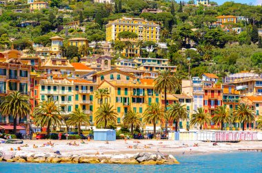 Santa Margherita Ligure, İtalya - 4 Mayıs 2015: Yazın popüler turistik destinasyon olan Santa Margherita Ligure'nin mimarisi
