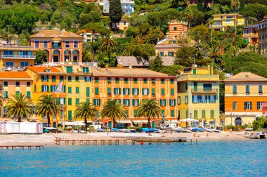 Santa Margherita Ligure, İtalya - 4 Mayıs 2015: Yazın popüler turistik destinasyon olan Santa Margherita Ligure'nin mimarisi