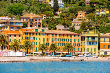 Santa Margherita Ligure, İtalya - 4 Mayıs 2015: Yazın popüler turistik destinasyon olan Santa Margherita Ligure'nin mimarisi