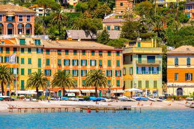 Santa Margherita Ligure, İtalya - 4 Mayıs 2015: Yazın popüler turistik destinasyon olan Santa Margherita Ligure'nin mimarisi