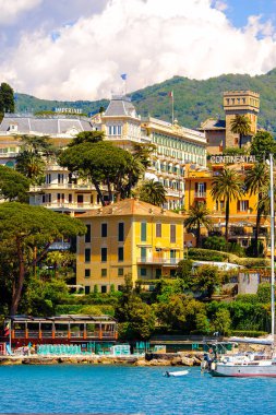 Santa Margherita Ligure, İtalya - 4 Mayıs 2015: Yazın popüler turistik destinasyon olan Santa Margherita Ligure'nin mimarisi