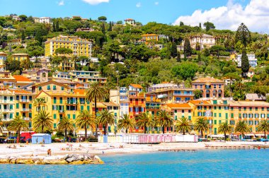 Santa Margherita Ligure, İtalya - 4 Mayıs 2015: Yazın popüler turistik destinasyon olan Santa Margherita Ligure'nin mimarisi