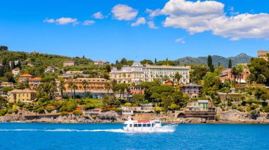 Santa Margherita Ligure, İtalya - 4 Mayıs 2015: Santa Margherita Ligure Panoraması, yaz aylarında popüler turistik destinasyondur