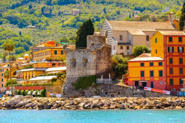 Santa Margherita Ligure, İtalya - 4 Mayıs 2015: Yaz aylarında popüler turistik destinasyon olan Santa Margherita Ligure'deki Ligurian Denizi Kıyısı