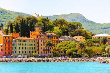 Santa Margherita Ligure, İtalya - 4 Mayıs 2015: Yaz aylarında popüler turistik destinasyon olan Santa Margherita Ligure'deki Ligurian Denizi Kıyısı