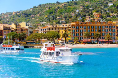 Santa Margherita Ligure, İtalya - 4 Mayıs 2015: Yaz aylarında popüler turistik destinasyon olan Santa Margherita Ligure'deki Ligurian Denizi Kıyısı