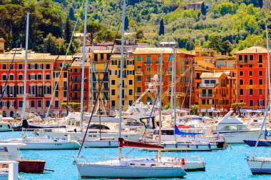 Santa Margherita Ligure, İtalya - 4 Mayıs 2015: Yaz aylarında popüler turistik destinasyon olan Santa Margherita Ligure'deki Ligurian Denizi Kıyısı