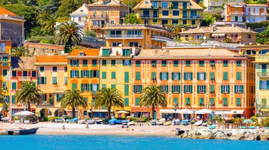 Santa Margherita Ligure, İtalya - 4 Mayıs 2015: Yaz aylarında popüler turistik destinasyon olan Santa Margherita Ligure'deki Ligurian Denizi Kıyısı