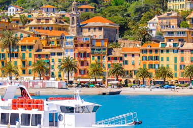 Santa Margherita Ligure, İtalya - 4 Mayıs 2015: Yaz aylarında popüler turistik destinasyon olan Santa Margherita Ligure'deki Ligurian Denizi Kıyısı
