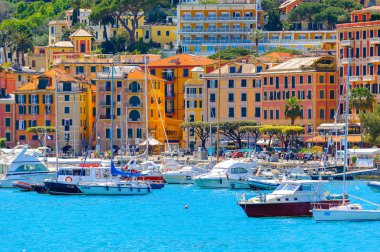 Santa Margherita Ligure, İtalya - 4 Mayıs 2015: Yaz aylarında popüler turistik destinasyon olan Santa Margherita Ligure'deki Ligurian Denizi Kıyısı
