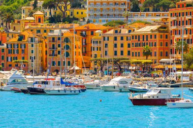 Santa Margherita Ligure, İtalya - 4 Mayıs 2015: Yaz aylarında popüler turistik destinasyon olan Santa Margherita Ligure'deki Ligurian Denizi Kıyısı