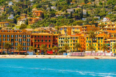 Santa Margherita Ligure, İtalya - 4 Mayıs 2015: Yaz aylarında popüler turistik destinasyon olan Santa Margherita Ligure'deki Ligurian Denizi Kıyısı