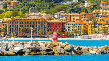 Santa Margherita Ligure, İtalya - 4 Mayıs 2015: Yaz aylarında popüler turistik destinasyon olan Santa Margherita Ligure'deki Ligurian Denizi Kıyısı